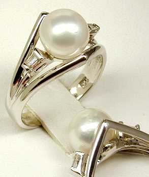 
Cultured Pearl & Baguette Diamond Ring
