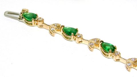 
Pear-shape Emerald & Diamond Vine Brace
