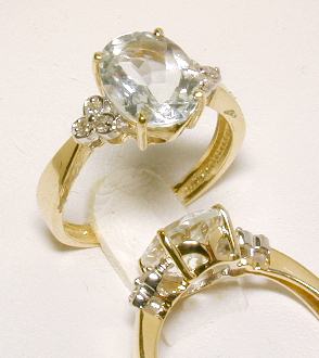 
Elegant Aquamarine & Diamond Ring
